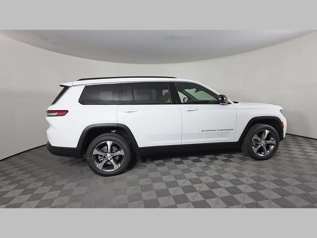 New 2026 Bright White Clear-Coat Exterior Paint Jeep Limited image 31