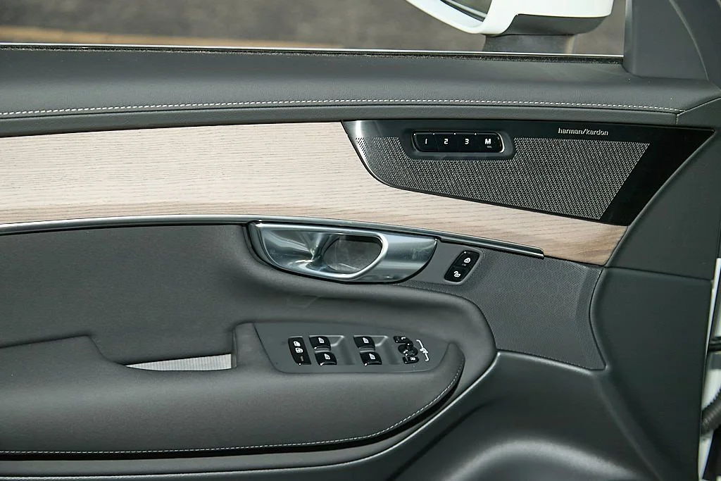 New 2026 Crystal White Volvo Plus image 11