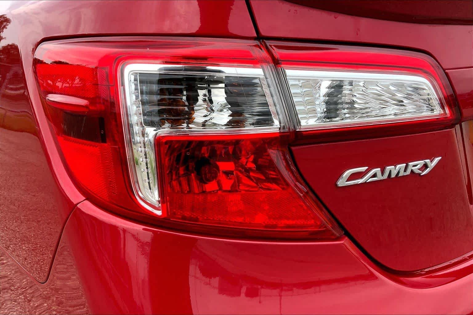 Used 2014 Barcelona Red Metallic Toyota SE image 28