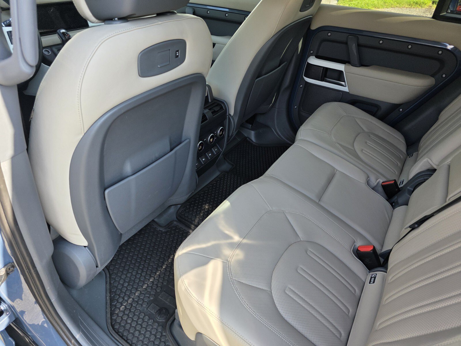 Used 2020 Tasman Blue Metallic Land Rover 110 P400 HSE image 15