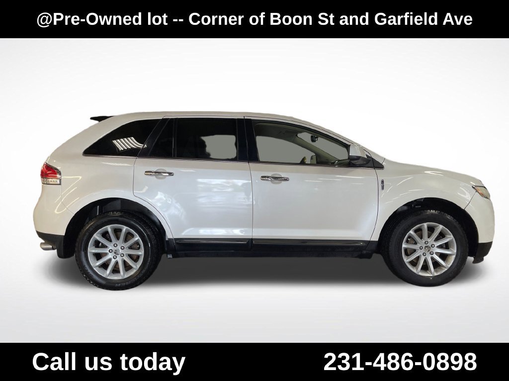 Used 2011  Lincoln Base image 6