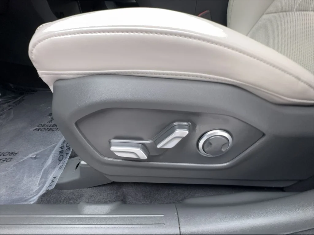Used 2026 White Hyundai SEL image 23