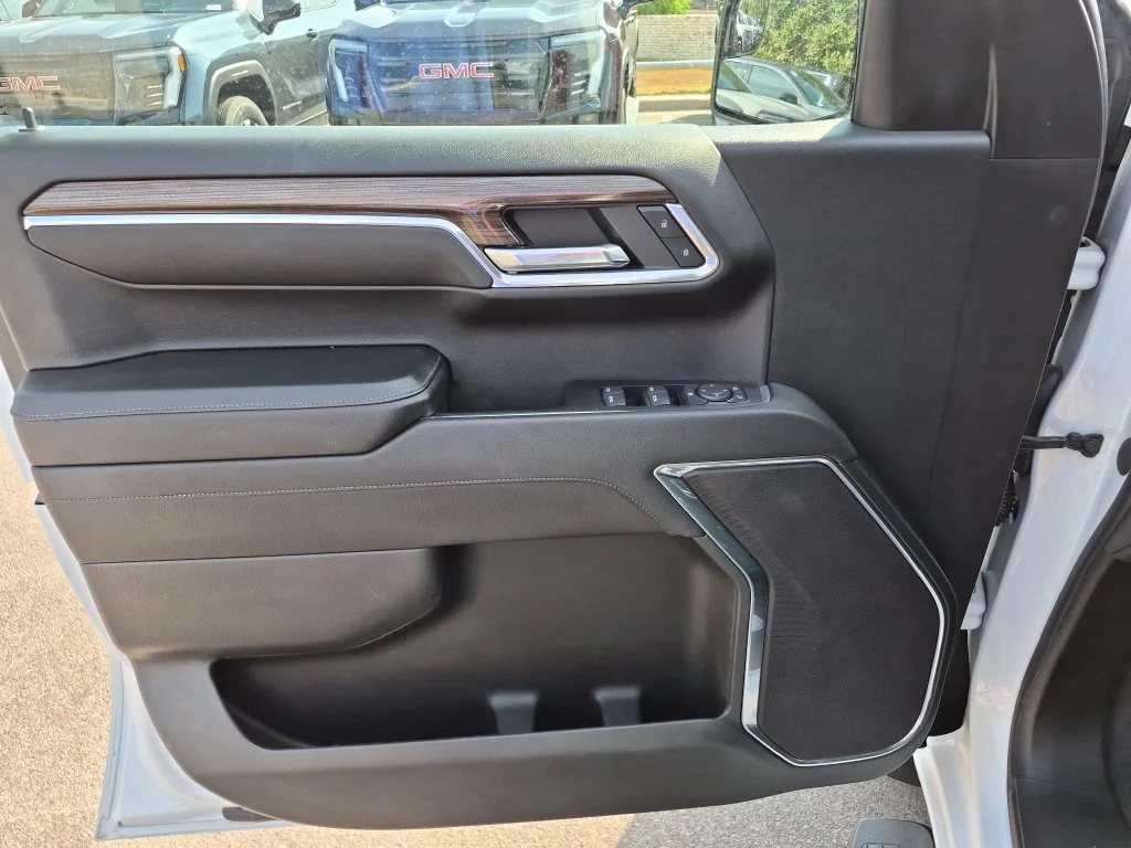 Used 2023 SUMMIT WHITE Chevrolet LT image 16