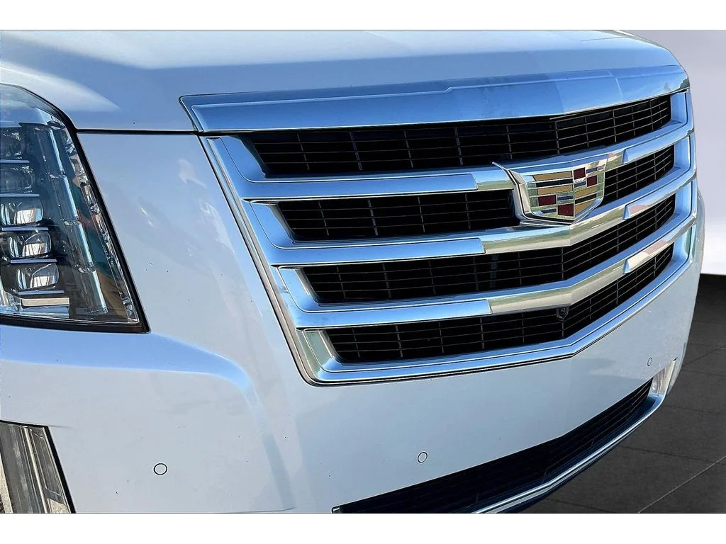 Used 2016 CRYSTAL WHITE TRICOAT Cadillac Luxury Collection image 21