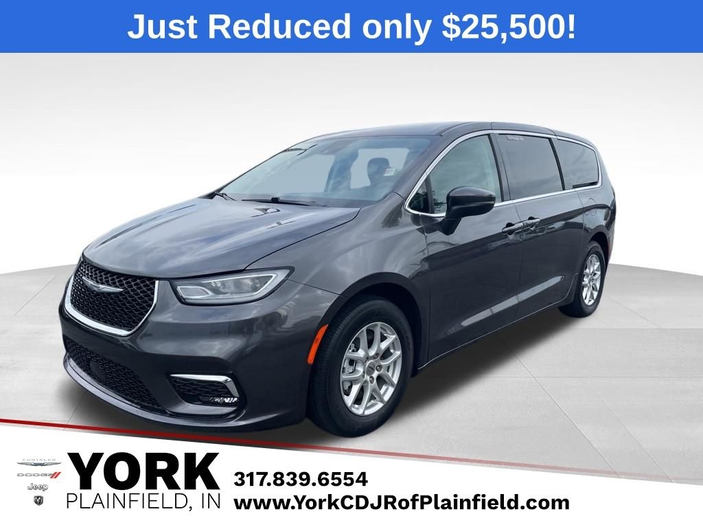 2023 Chrysler Pacifica Touring L's photo
