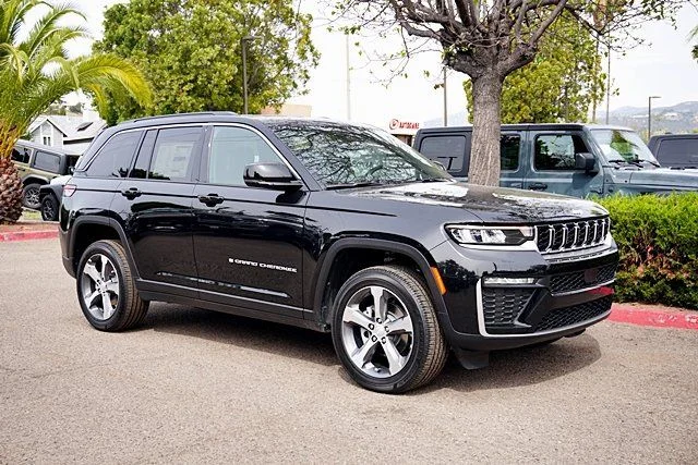 New 2026 Diamond Black Crystal Pearlcoat Jeep Limited image 6