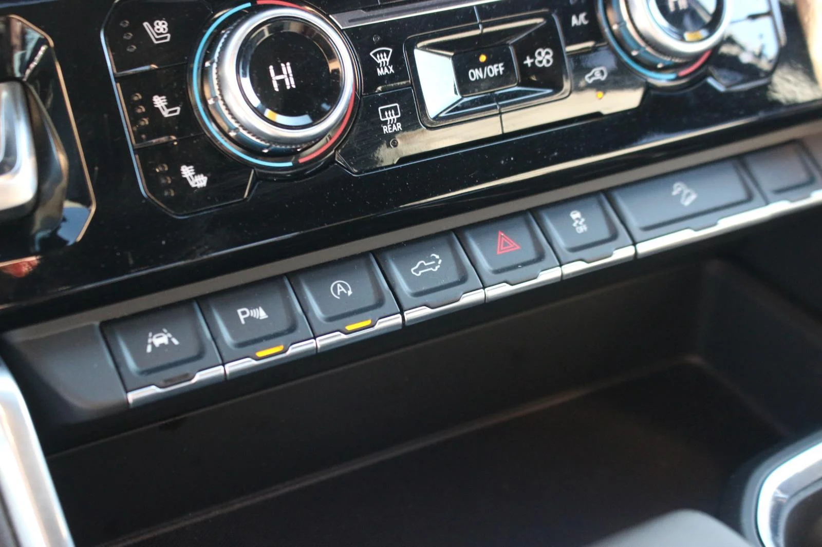 Used 2025 White Frost Tricoat GMC Denali image 27