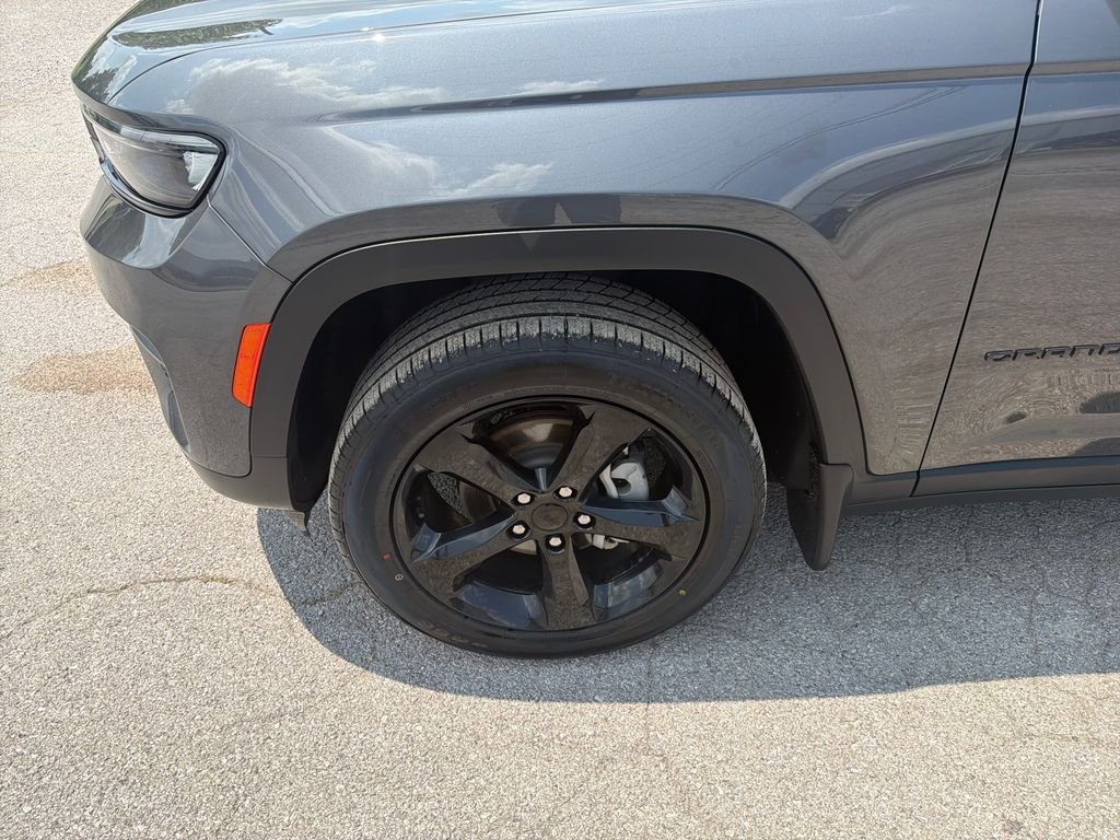 Used 2023 Gray Jeep Altitude X image 9