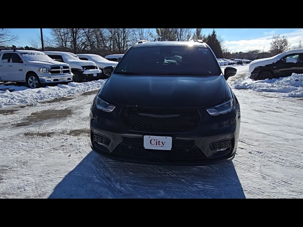 New 2026 Diamond Black Crystal Pearl-Coat Exterior Paint Chrysler Select image 3