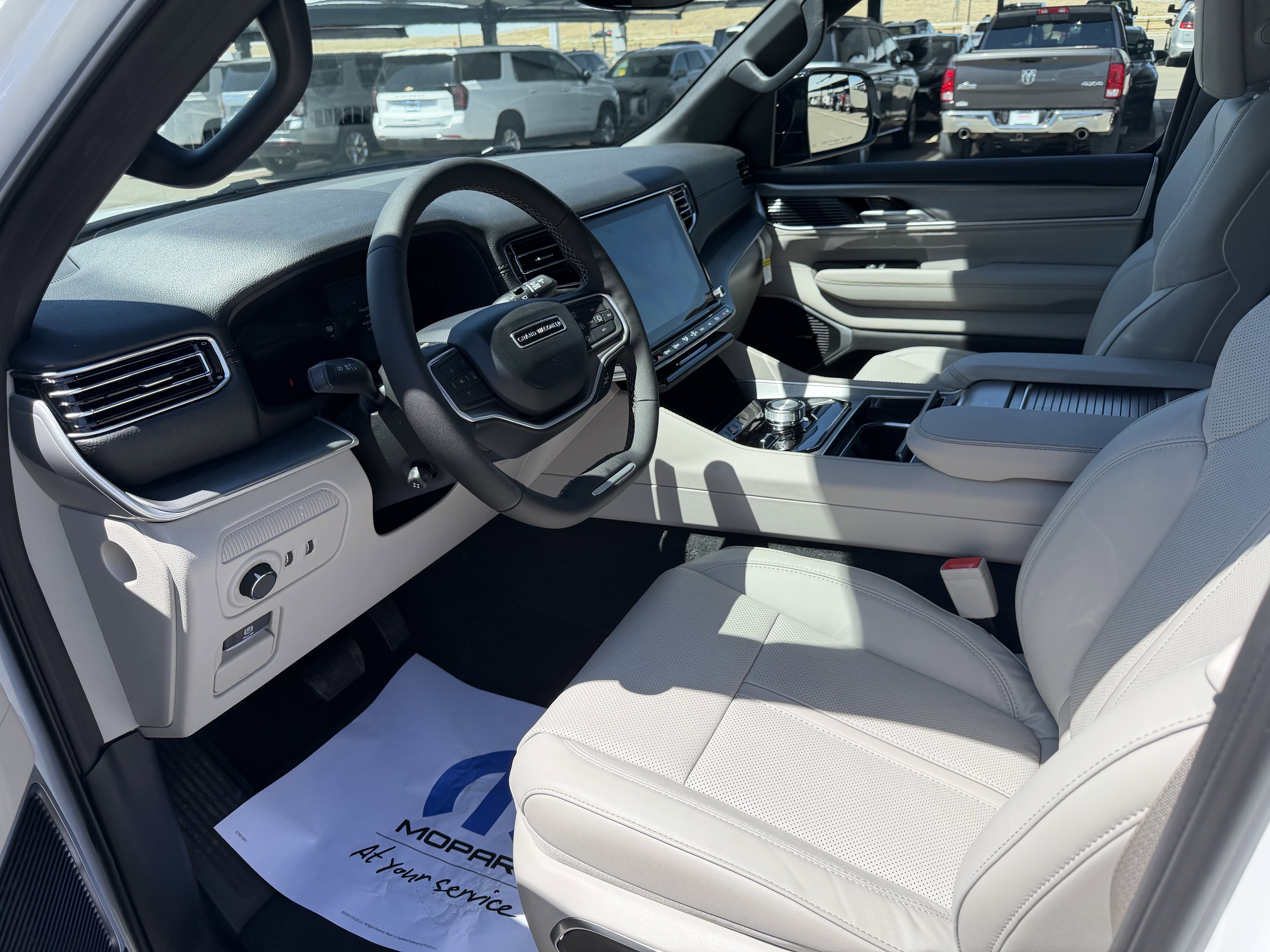 New 2026 Bright White Clear-Coat Exterior Paint Jeep  image 18