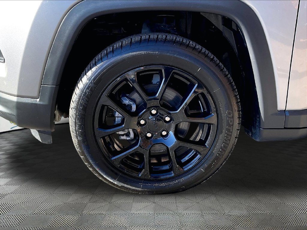 Used 2022 Silver Jeep Latitude image 22