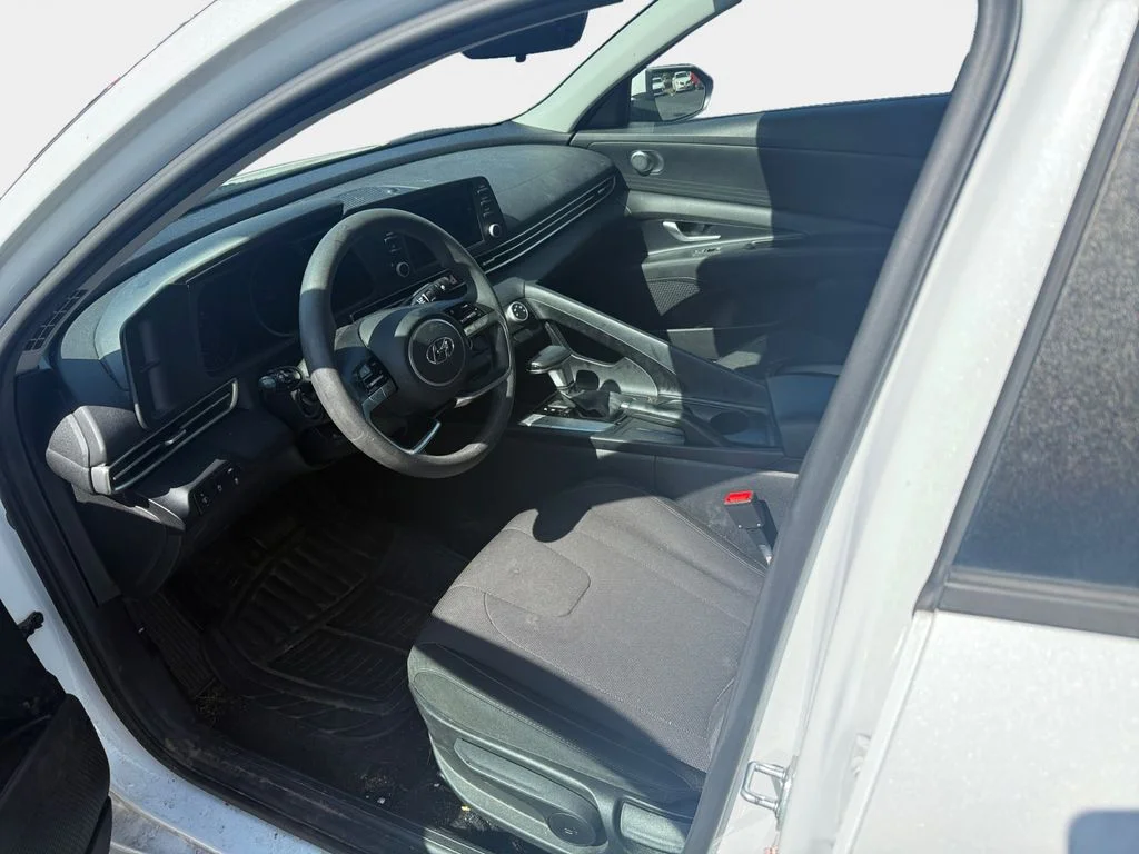 Used 2021 Quartz White Hyundai SE image 10