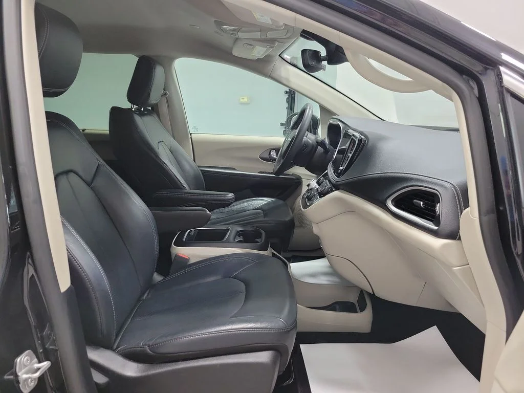 Used 2022 Black Chrysler Touring L image 21