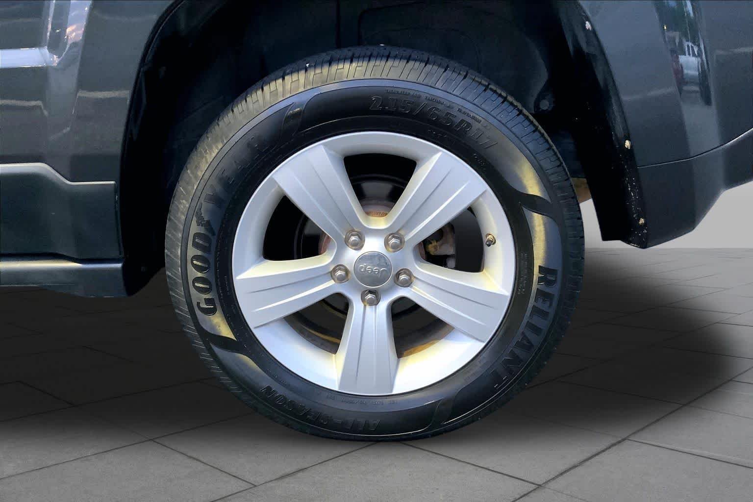 Used 2011 Dark Charcoal Pearl Jeep Latitude image 10