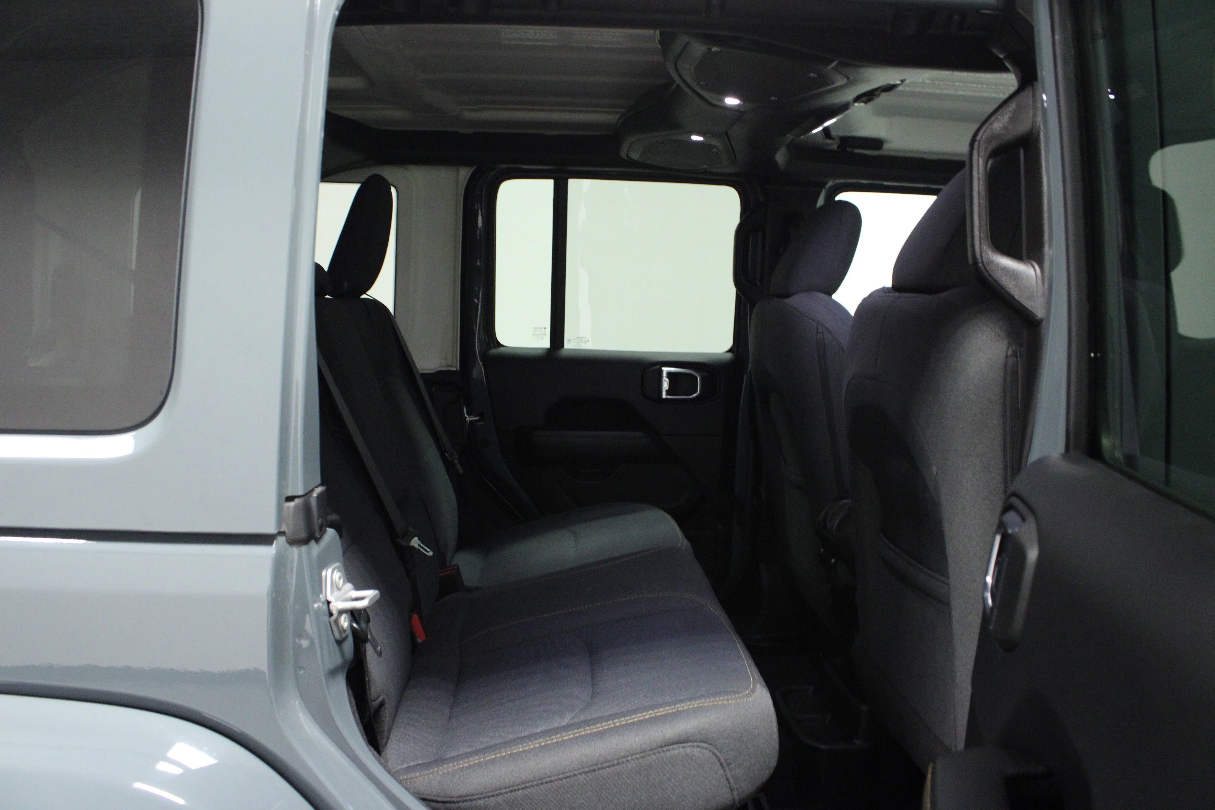 Used 2025 Anvil Clear Coat Jeep Sahara image 15