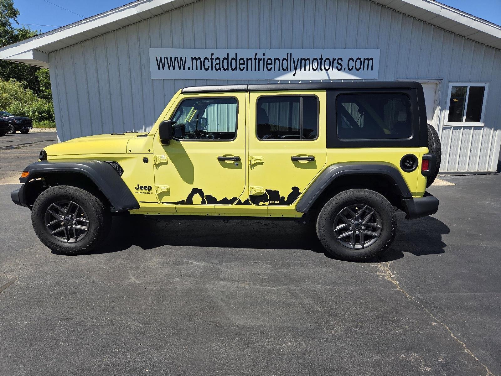 Used 2024 YELLOW JEEP SPOR image 4