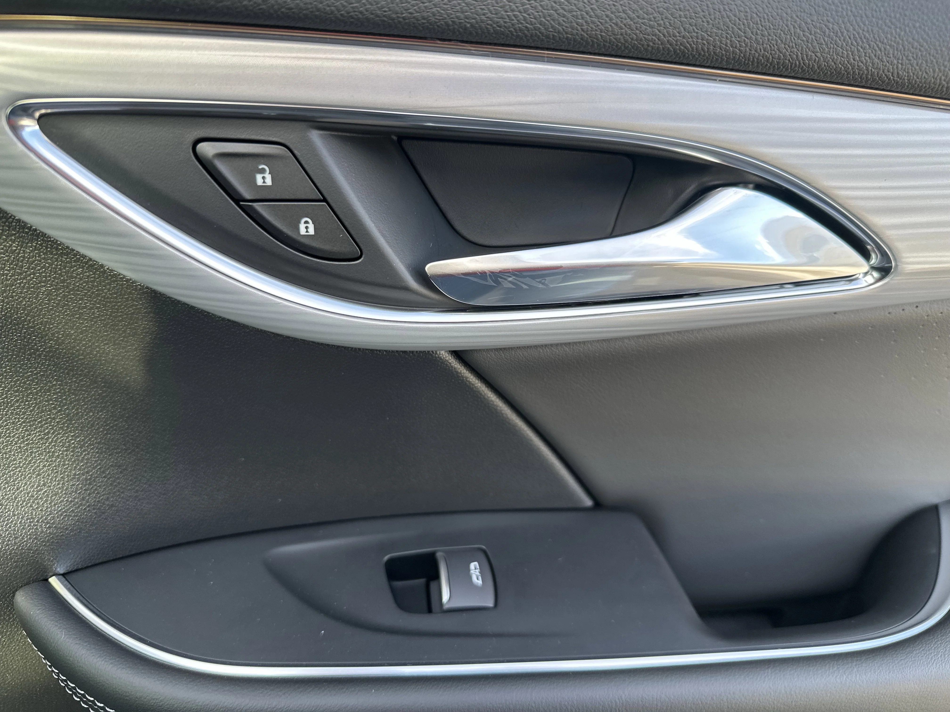 New 2026 Iridescent White Tricoat Buick Avenir image 19
