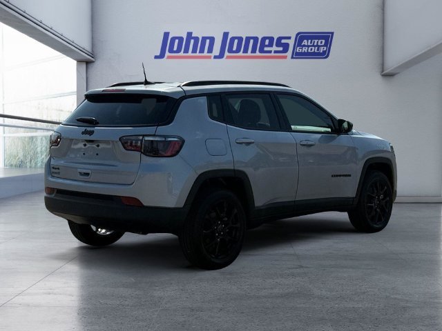 New 2026 Silver Zynith Metallic Clear-Coat Exterior Paint Jeep Latitude image 5