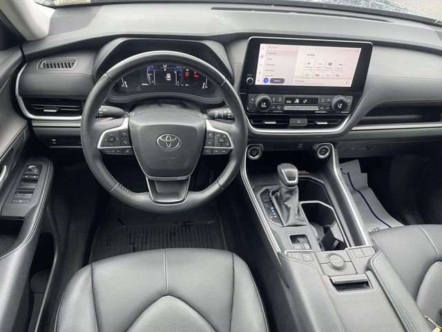Used 2024 White Toyota XLE image 9