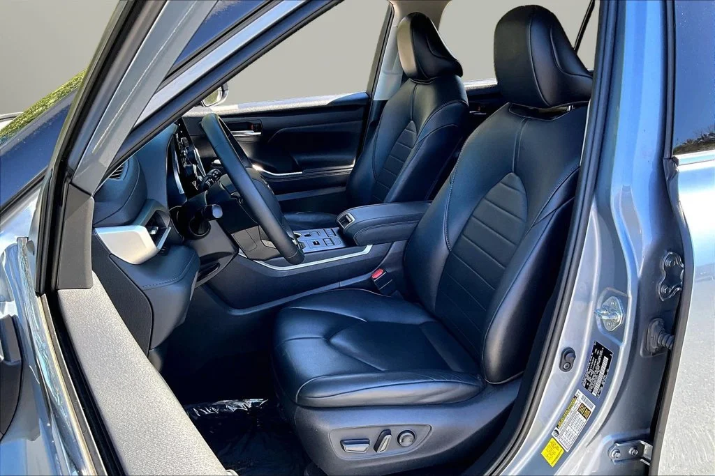 Used 2021 Silver Toyota XLE image 24