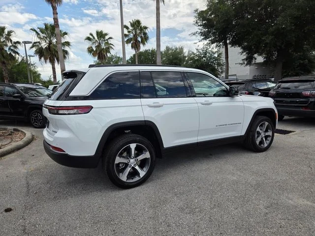 New 2026 Bright White Clear-Coat Exterior Paint Jeep Limited image 13