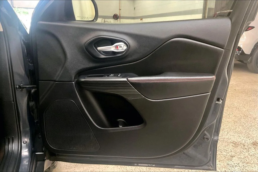 Used 2016 Black Jeep Trailhawk image 24