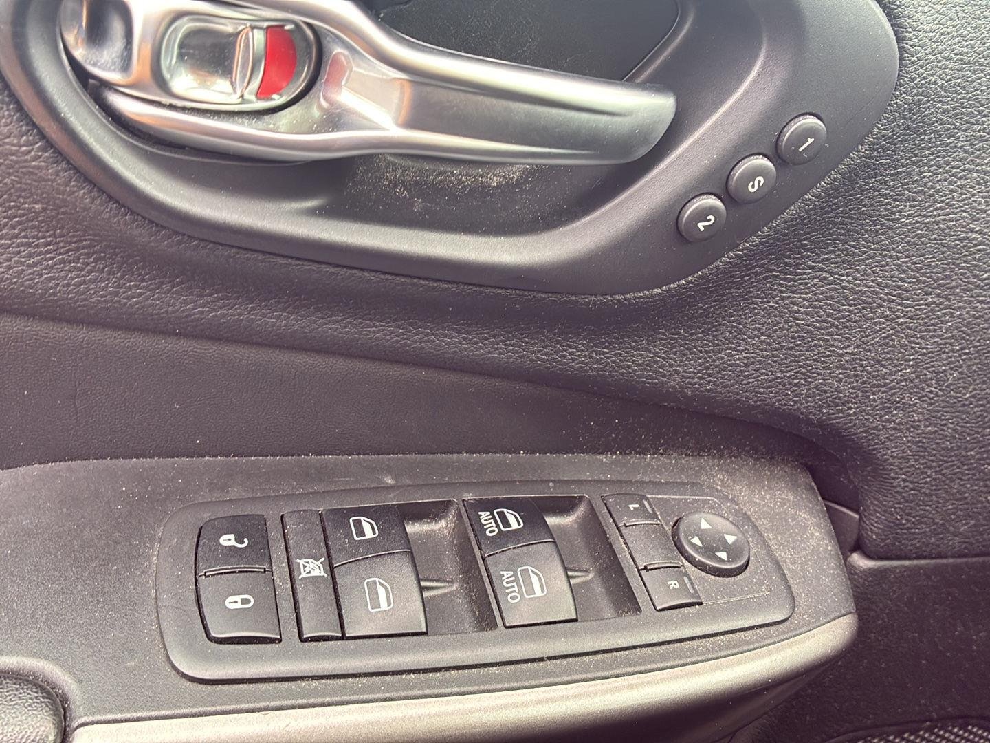 Used 2019 Blue Shade Pearlcoat Jeep Limited image 10