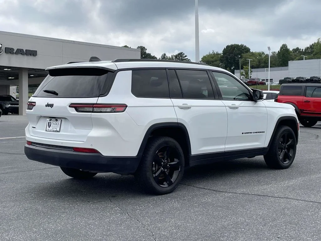 Used 2023 White Jeep Altitude image 8