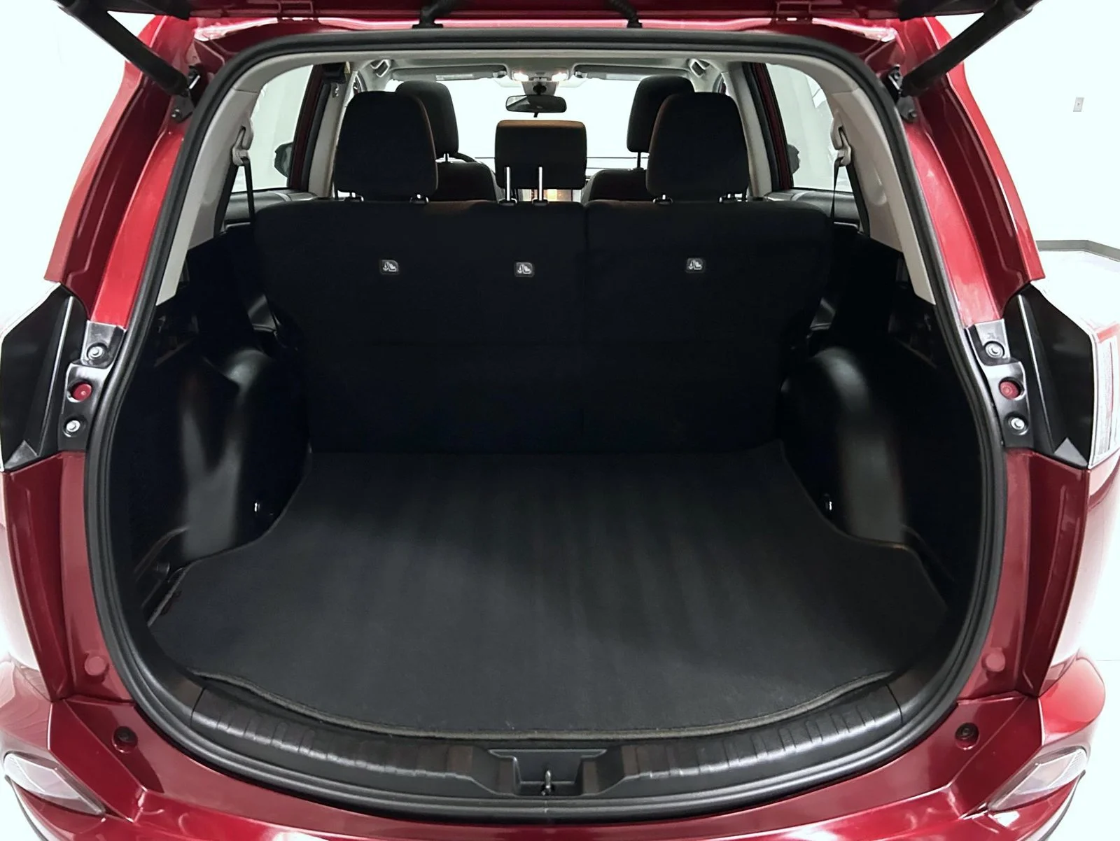 Used 2018 Red Toyota XLE image 21