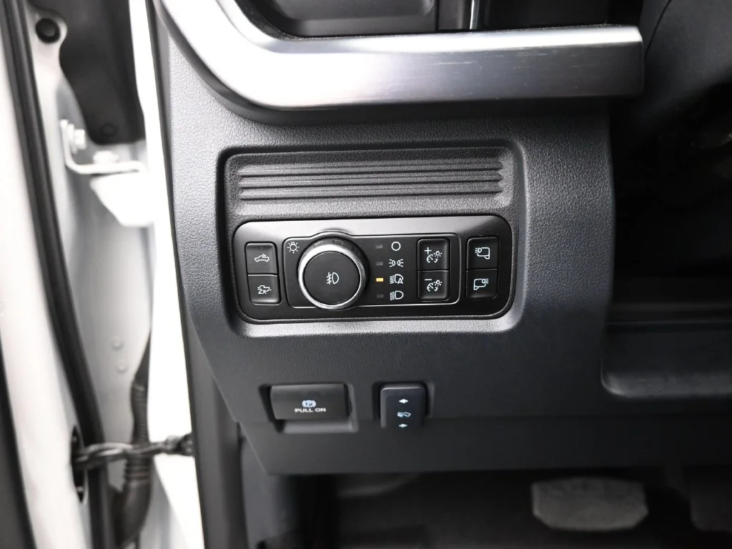 New 2026 Star White Metallic Tri-Coat Ford Lariat image 13