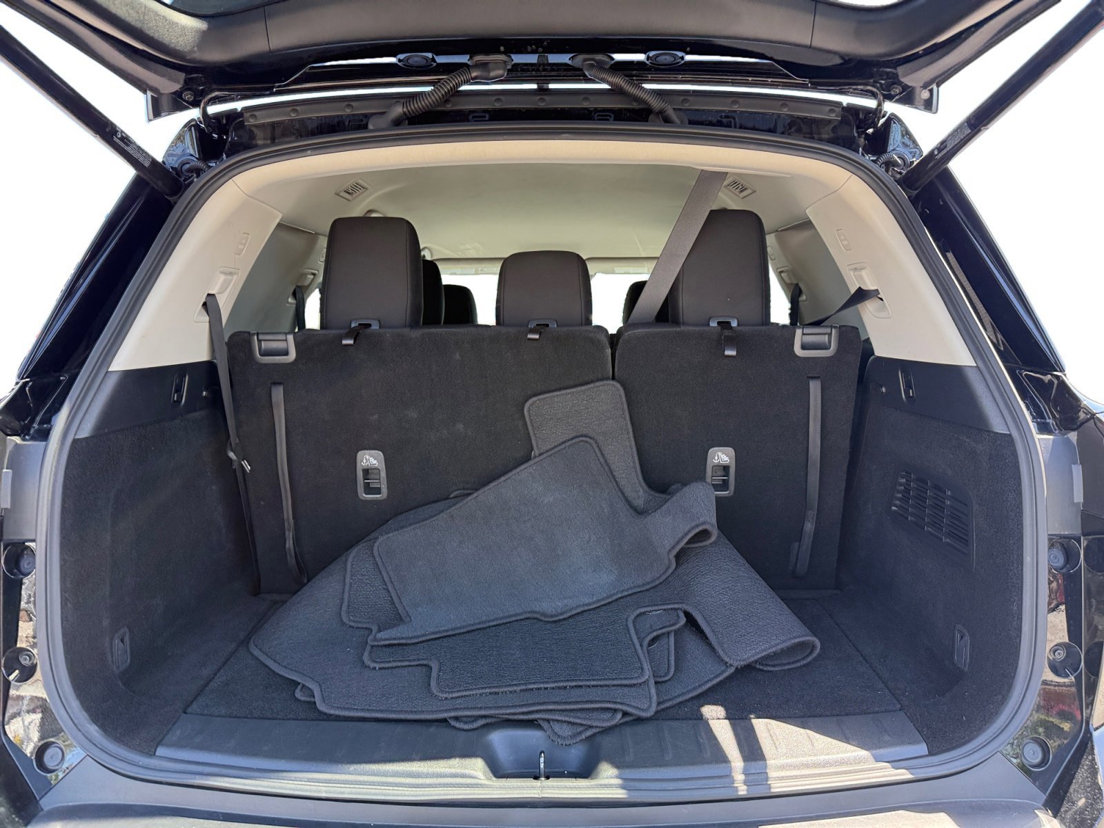 Used 2025 Super Black Nissan SV image 17