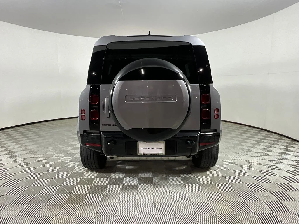 Used 2024 Gray Land Rover X-Dynamic SE image 7