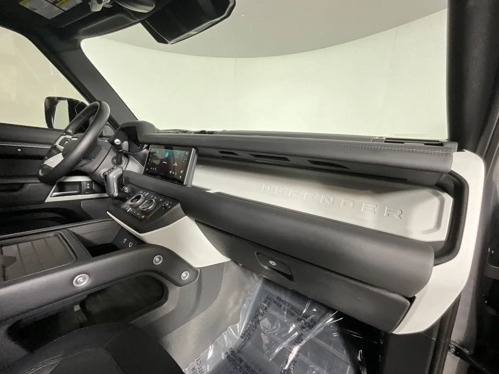 Used 2024 Gray Land Rover X-Dynamic SE image 19