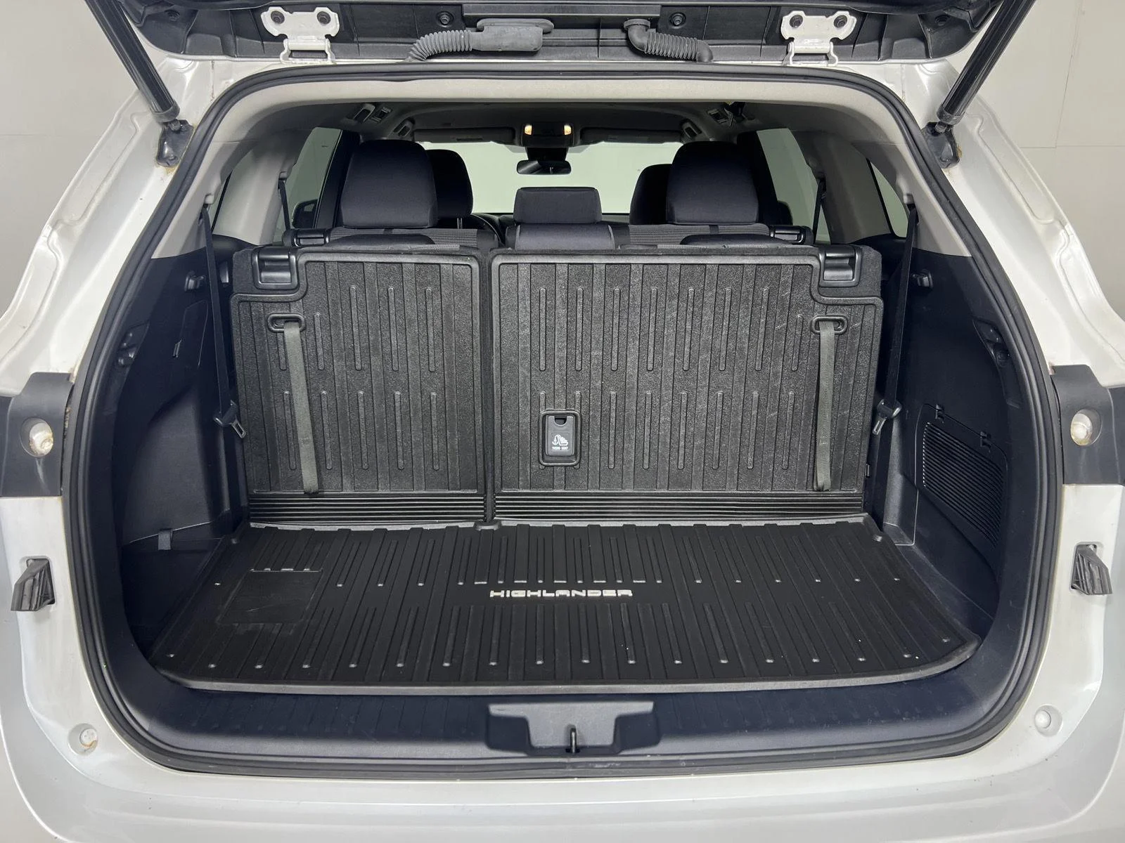 Used 2022 Wind Chill Pearl Toyota LE image 23