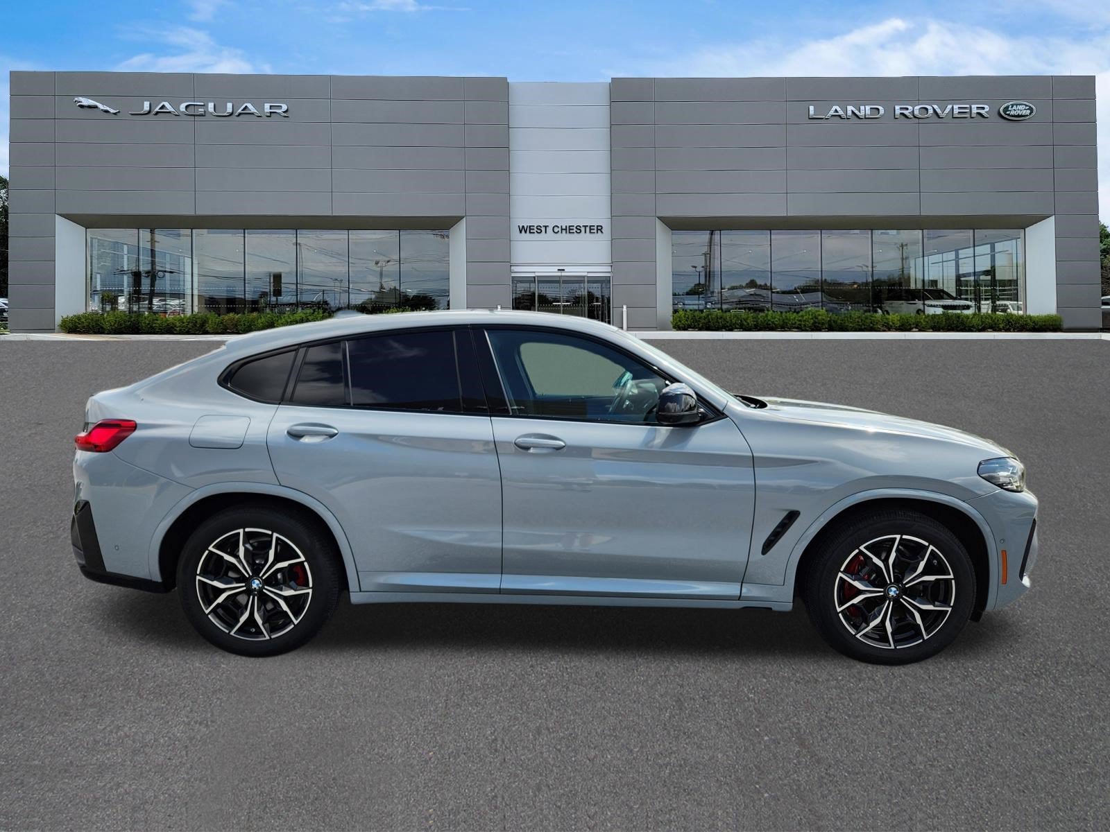 Used 2024  BMW  image 6