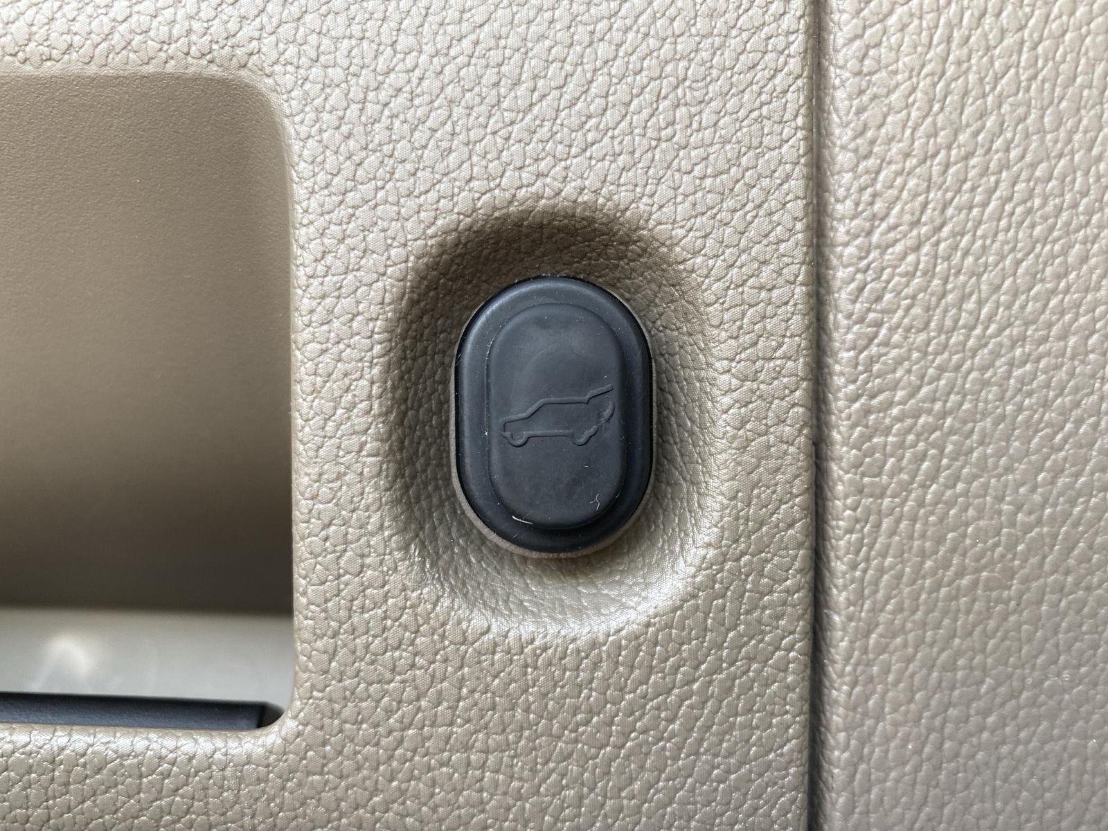 Used 2018 Summit White Chevrolet Premier image 8