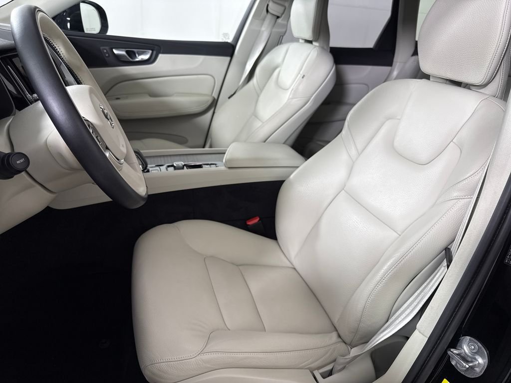 2025 Volvo XC60 Plus - Photo 10