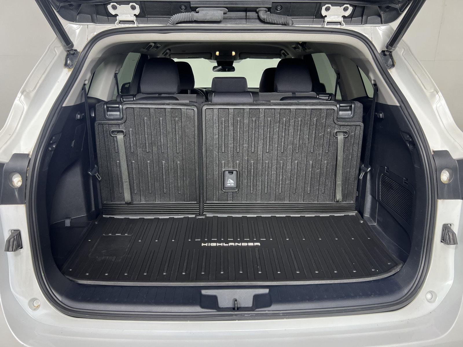 Used 2022 Wind Chill Pearl Toyota LE image 23