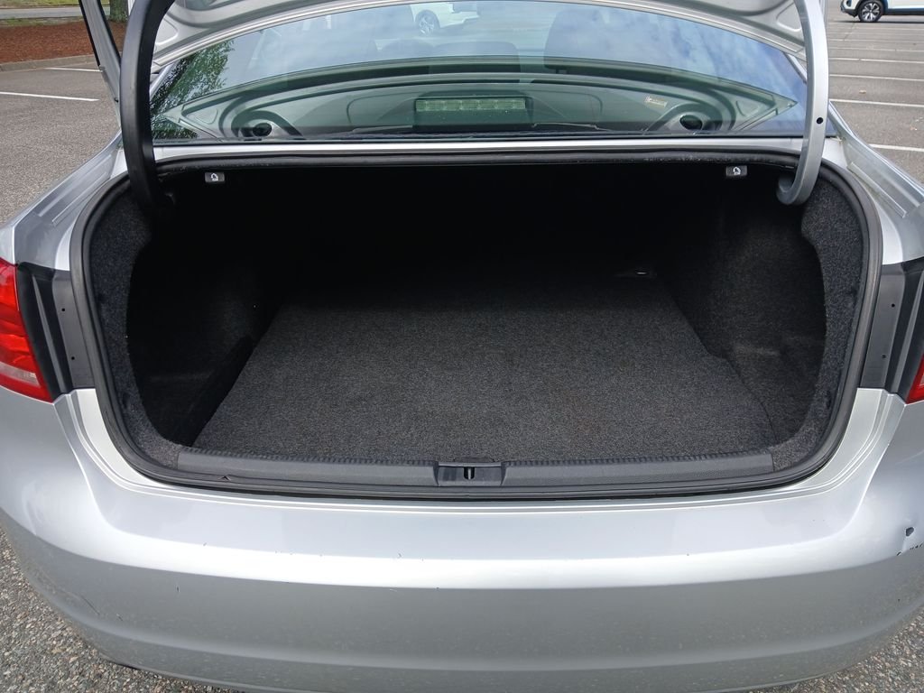 Used 2012 Silver Volkswagen 2.5 S image 20