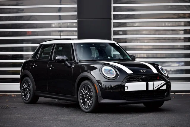 2026 MINI 4 Door Iconic