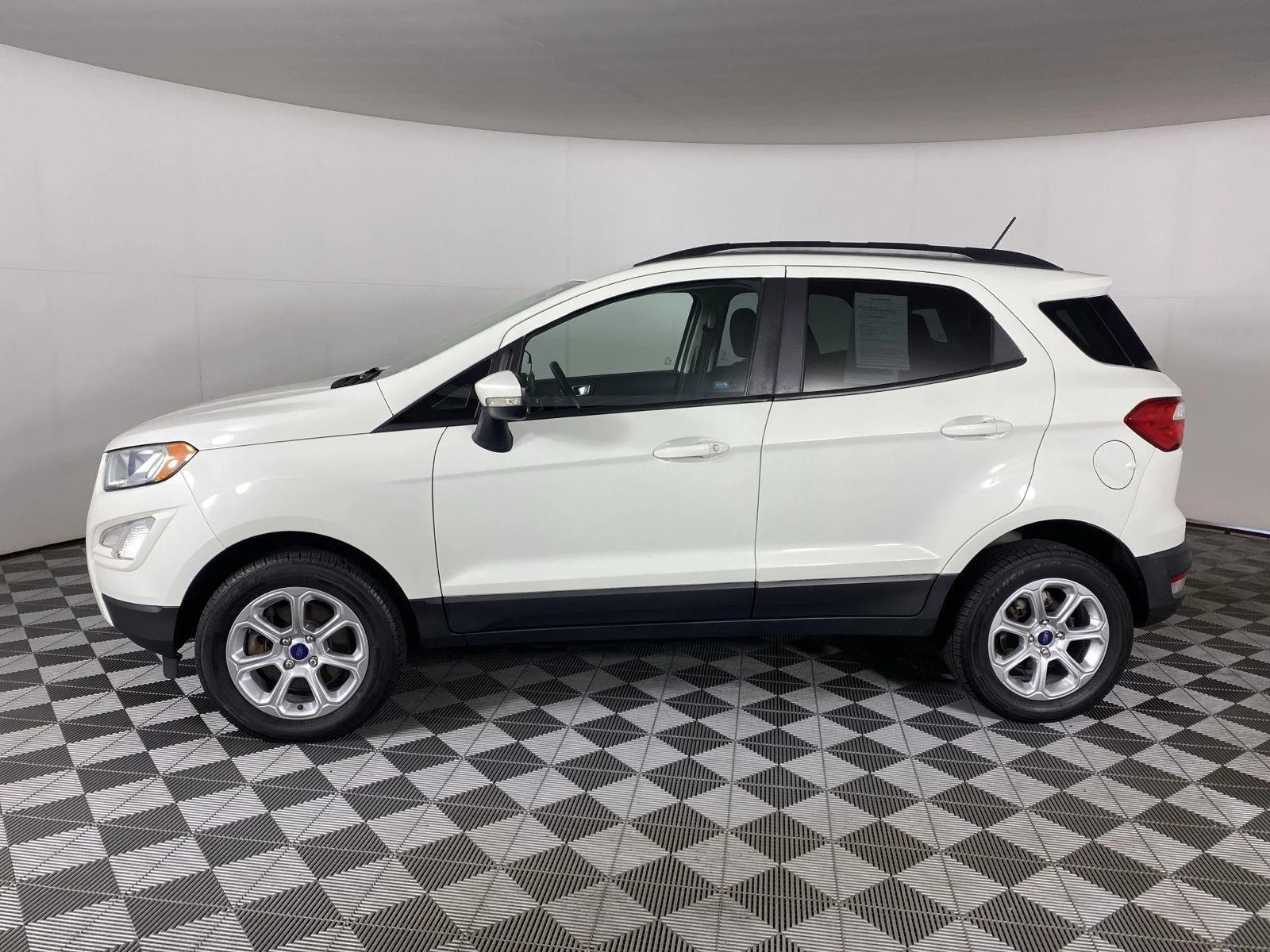 Used 2019 Diamond White Ford SE image 8