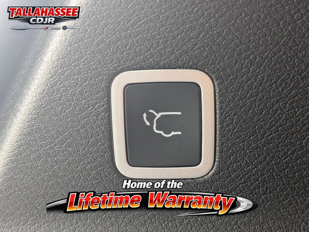 New 2026 Bright White Clear-Coat Exterior Paint Chrysler Limited image 13