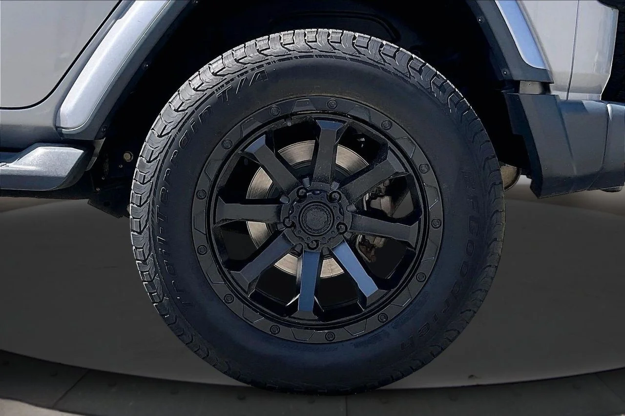 Certified Used 2018 Silver Jeep Sahara image 35