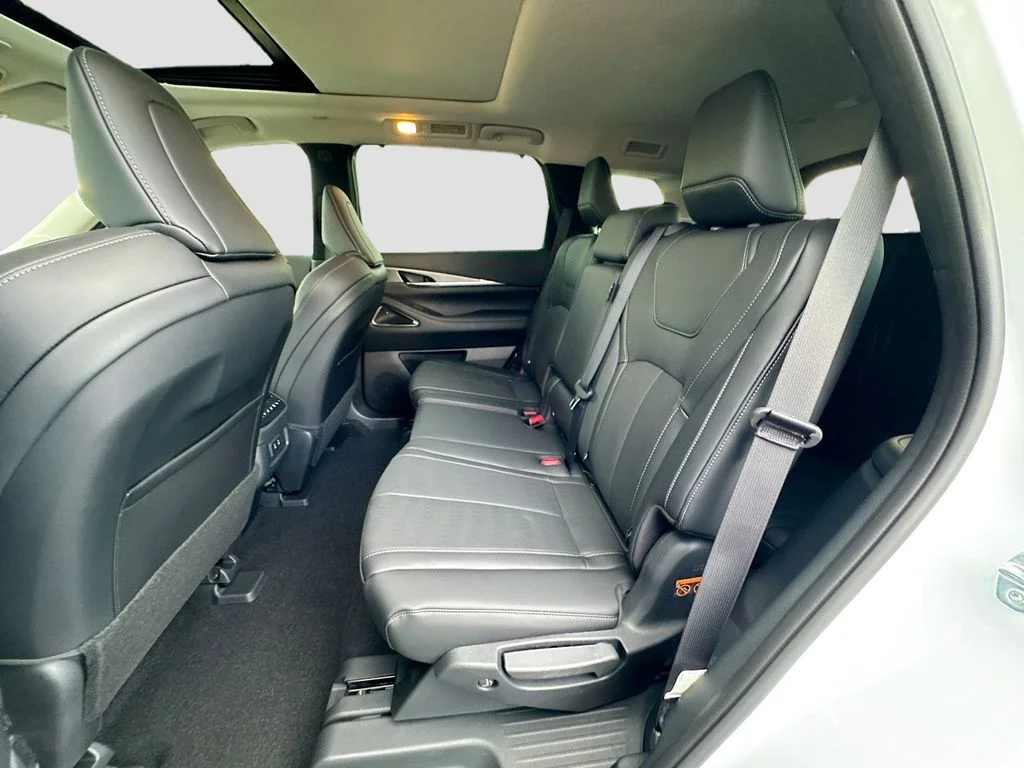 Certified Used 2026 White INFINITI LUXE image 27