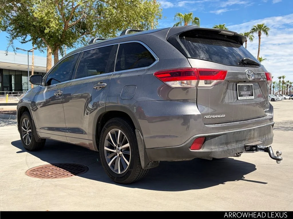 Used 2017 Gray Toyota XLE image 3