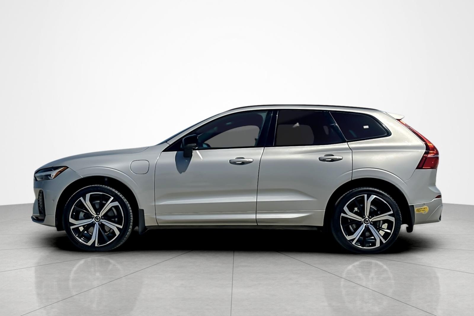 Used 2022 SILVER Volvo R-Design image 2