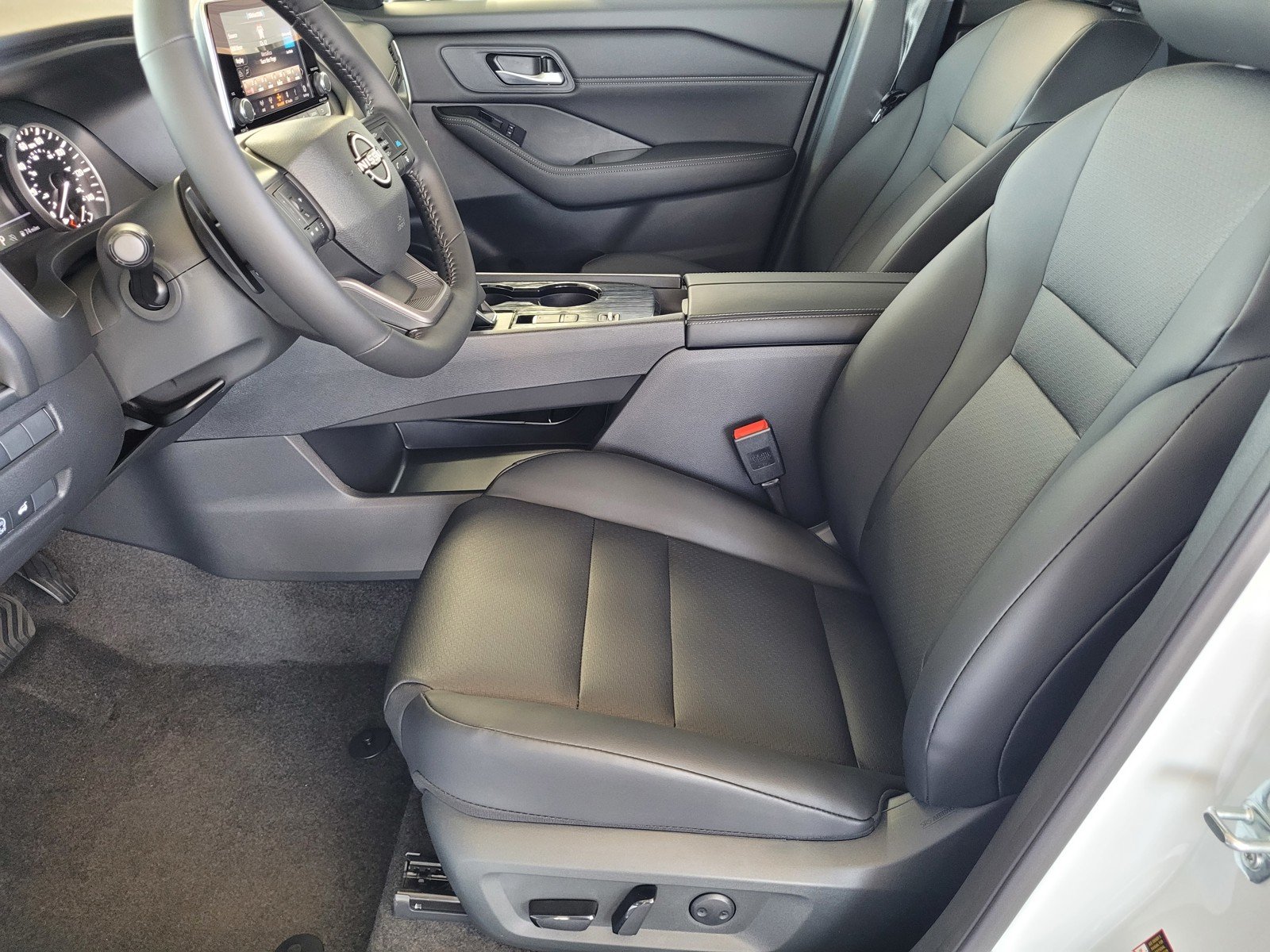 New 2026 Everest White Pearl Tricoat Nissan Dark Armor image 9