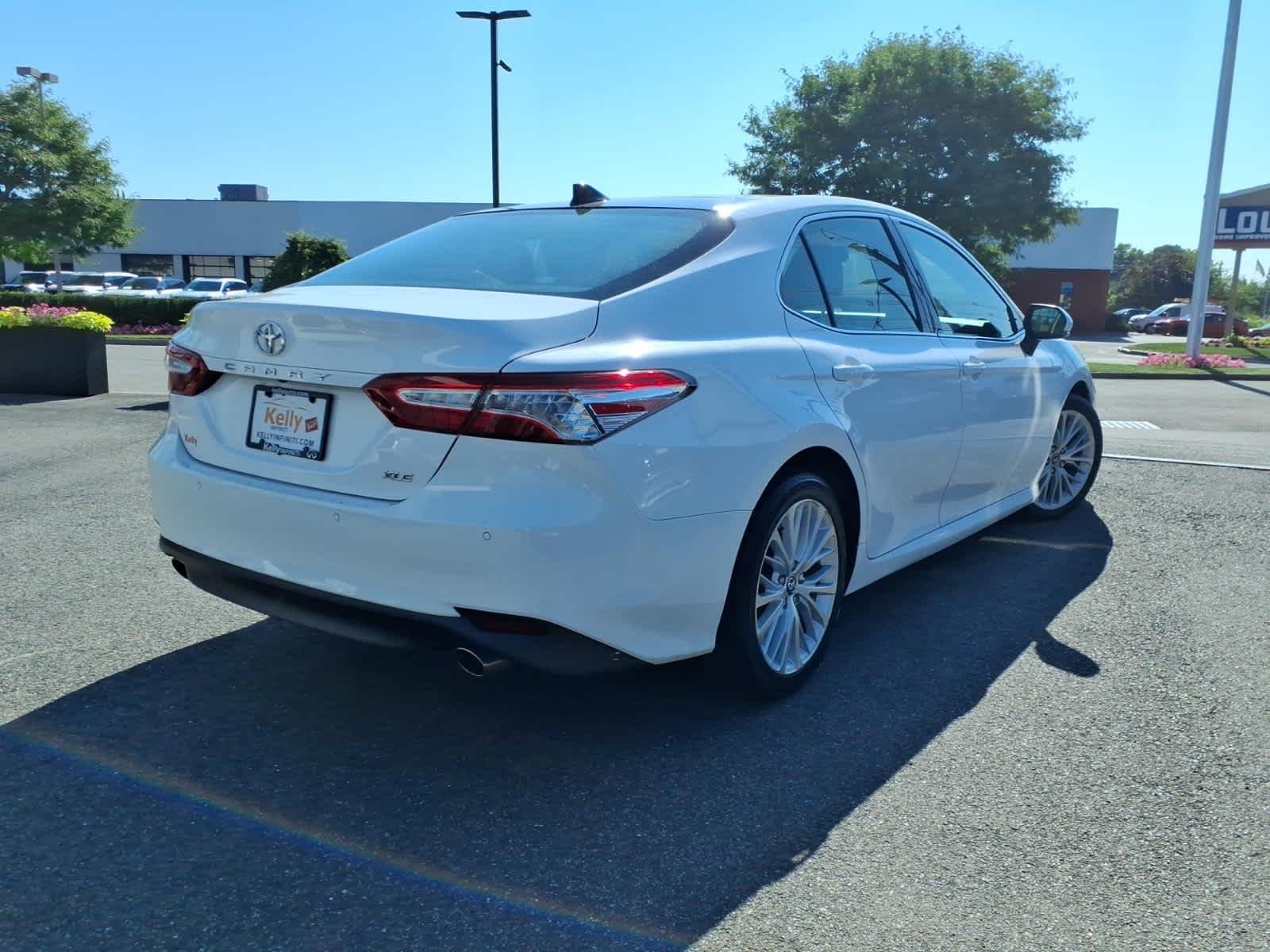 Used 2018 Super White Toyota XLE V6 image 5