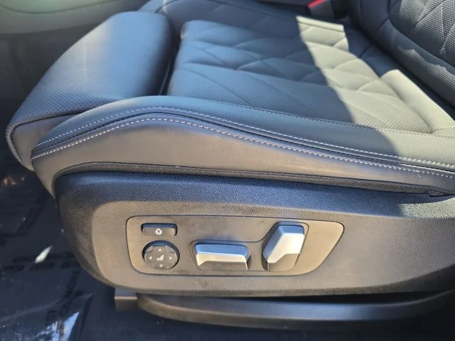 Used 2024 White BMW xDrive40i image 32