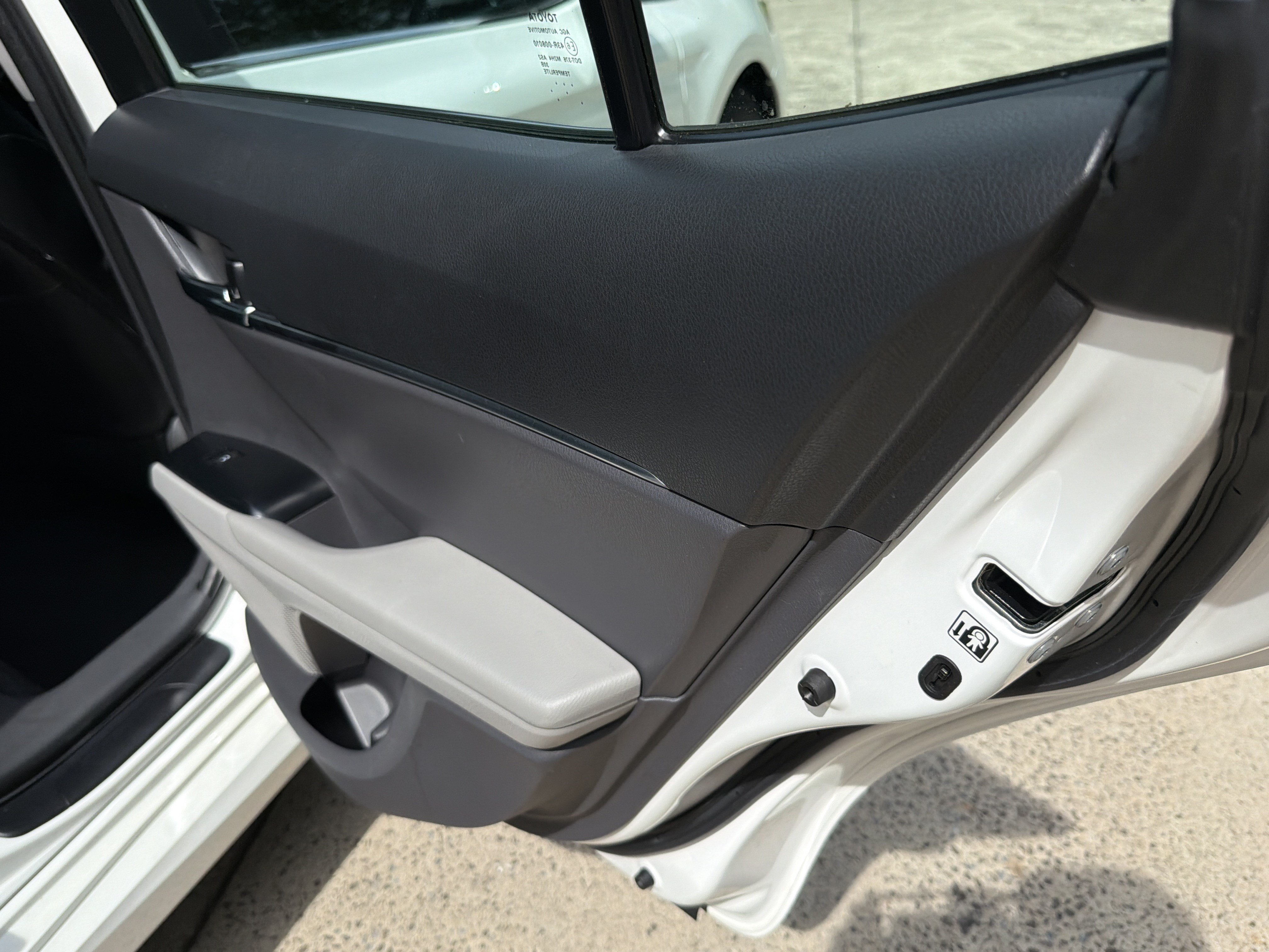Used 2018 Super White Toyota LE image 16